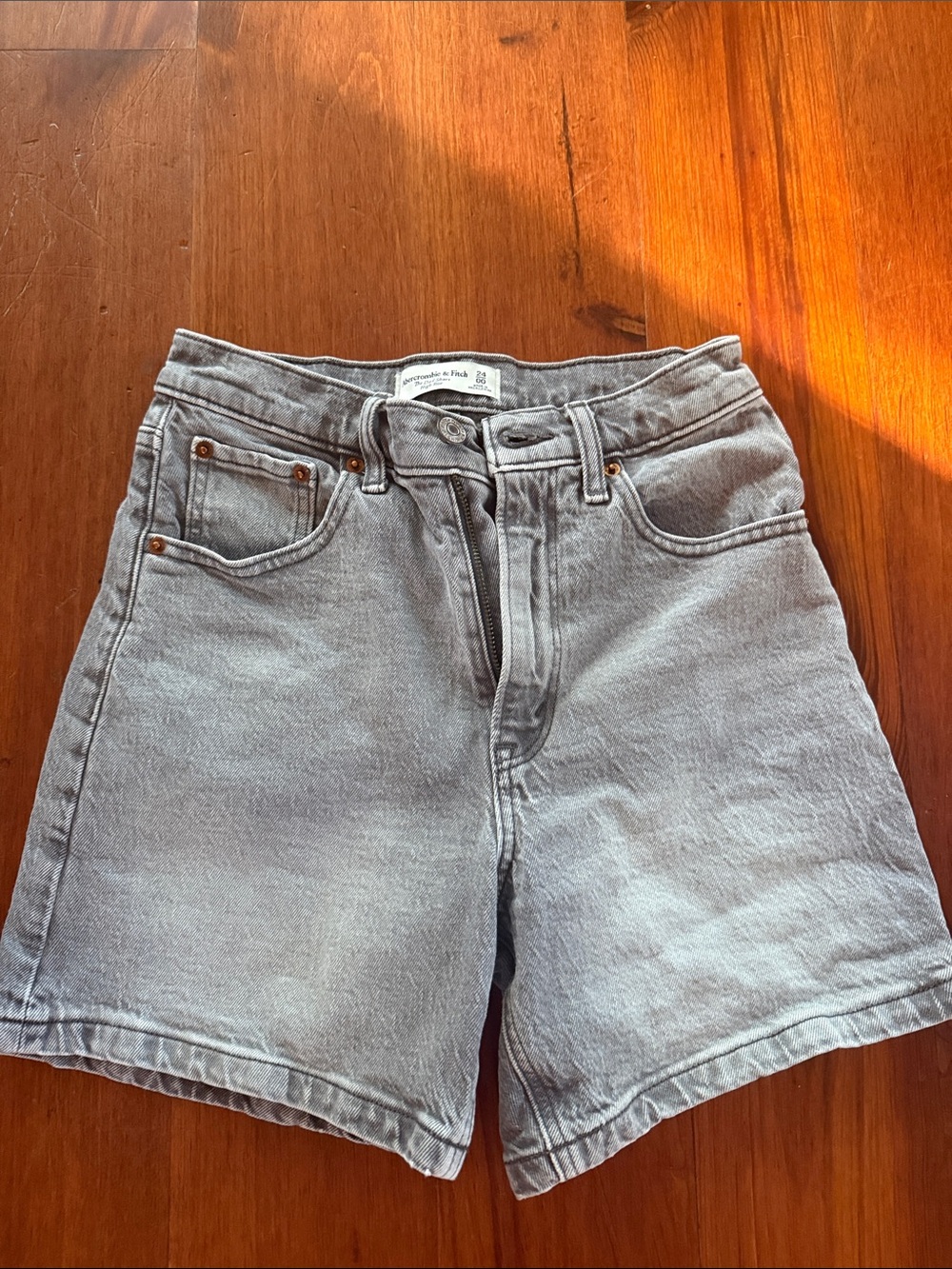 Abercrombie & Fitch Light Gray Denim Shorts size 24/00